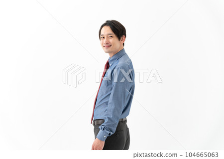 商人微笑著回頭看 104665063