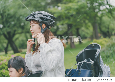 媽媽戴著自行車頭盔 104665306