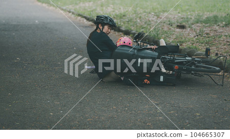 載嬰兒時翻倒自行車 104665307