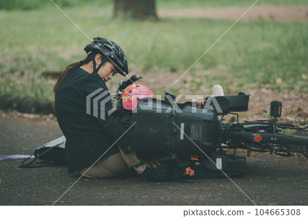載嬰兒時翻倒自行車 104665308