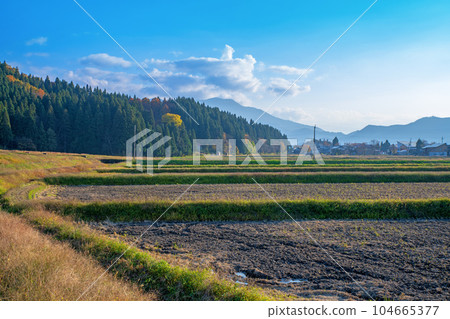 Minamiuonuma in late autumn, rural scenery, autumn scenery, Minamiuonuma City, Niigata Prefecture 104665377