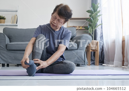 Mature female athlete with joint or muscle soreness and problem feeling ache. Mature female athlete with joint or muscle soreness and problem feeling ache. 104665512
