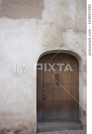 An old house in a romantic city. Colorful and beautiful gates made of wood. vintage door. An old house in a romantic city. Colorful and beautiful gates made of wood. vintage door. 104665988