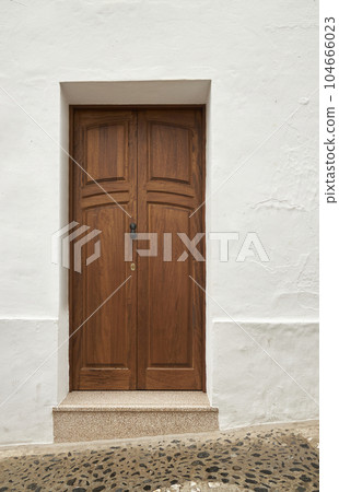 An old house in a romantic city. Colorful and beautiful gates made of wood. vintage door. An old house in a romantic city. Colorful and beautiful gates made of wood. vintage door. 104666023