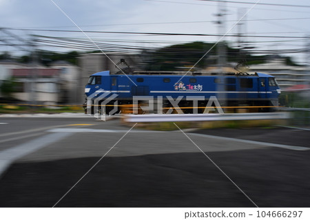 Tokaido Line Kamakura (Kakko) railroad crossing panning shot Tokaido Line Kamakura (Kakko) railroad crossing panning shot 104666297