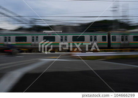 Tokaido Line Kamakura (Kakko) railroad crossing panning shot 104666299