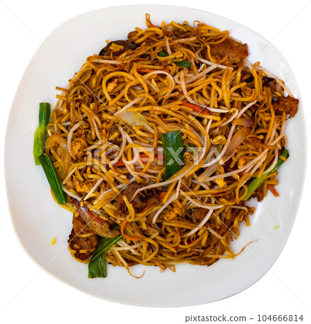 Chinese fried noodles with beef and vegetables 104666814