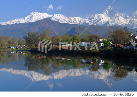 南亞尼泊爾博卡拉 從大壩一側和費瓦湖的水鏡看馬查普恰爾和安納普爾納山脈 104666820