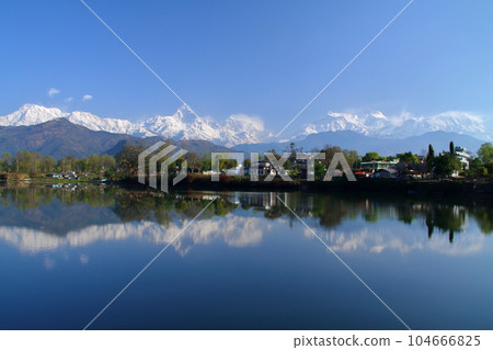 南亞尼泊爾博卡拉 從大壩一側和費瓦湖的水鏡看馬查普恰爾和安納普爾納山脈 104666825