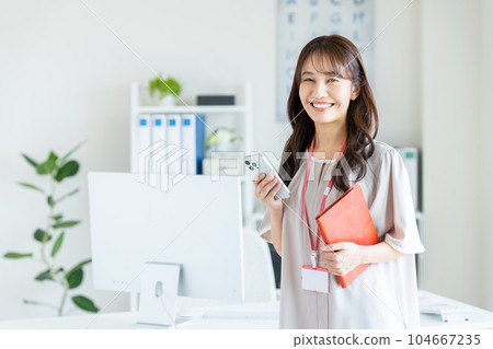在辦公室工作的年輕女商人 在辦公室工作的年輕女商人 104667235