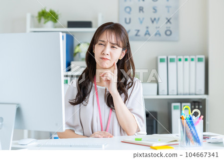 Business woman working in the office 104667341