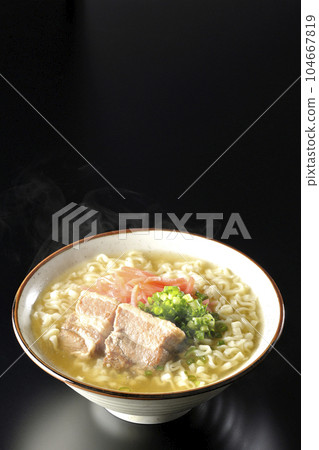 黑色背景下的熱沖繩蕎麥麵,配有排骨、大量小蔥和醃姜 黑色背景下的熱沖繩蕎麥麵,配有排骨、大量小蔥和醃姜 104667819
