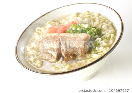熱沖繩蕎麥麵配五花肉、大量小蔥和紅醃姜，在白色背景下拍攝 104667937