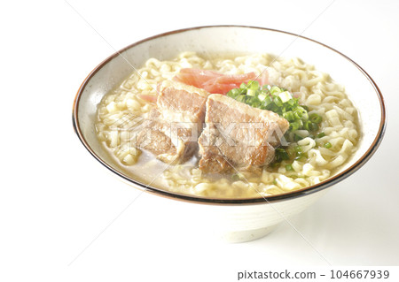 熱沖繩蕎麥麵配五花肉、大量小蔥和紅醃姜,在白色背景下拍攝 熱沖繩蕎麥麵配五花肉、大量小蔥和紅醃姜,在白色背景下拍攝 104667939