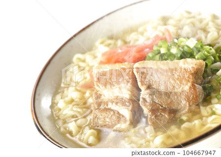 熱沖繩蕎麥麵配五花肉、大量小蔥和紅醃姜，在白色背景下拍攝 104667947