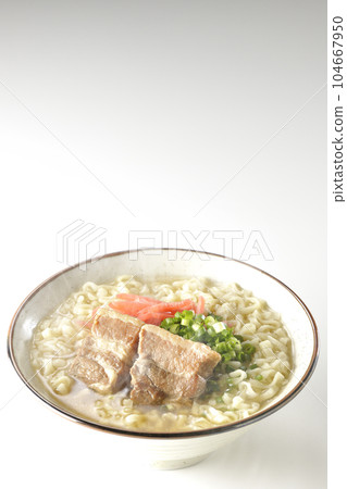 熱沖繩蕎麥麵配五花肉、大量小蔥和紅醃姜，在白色背景下拍攝 104667950