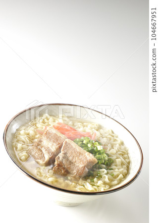 熱沖繩蕎麥麵配五花肉、大量小蔥和紅醃姜,在白色背景下拍攝 熱沖繩蕎麥麵配五花肉、大量小蔥和紅醃姜,在白色背景下拍攝 104667951