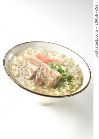 熱沖繩蕎麥麵配五花肉、大量小蔥和紅醃姜,在白色背景下拍攝 熱沖繩蕎麥麵配五花肉、大量小蔥和紅醃姜,在白色背景下拍攝 104667952