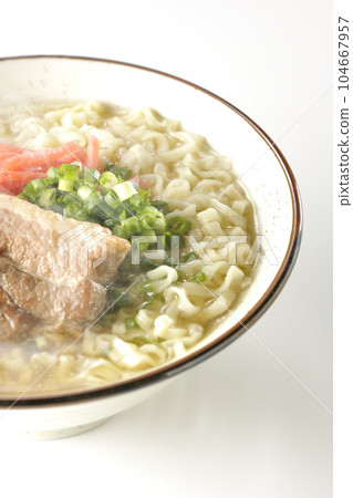 熱沖繩蕎麥麵配五花肉、大量小蔥和紅醃姜，在白色背景下拍攝 104667957
