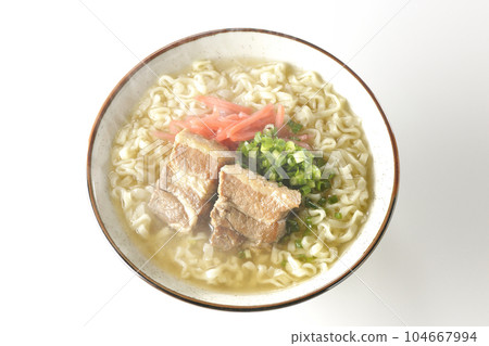 白色背景上的熱沖繩蕎麥麵、排骨、大量小蔥和紅醃薑的鳥瞰圖 104667994