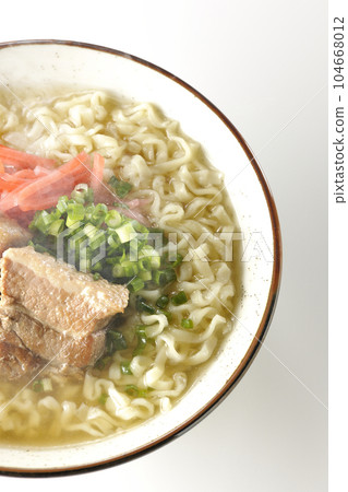 白色背景上的熱沖繩蕎麥麵、排骨、大量小蔥和紅醃薑的鳥瞰圖 104668012