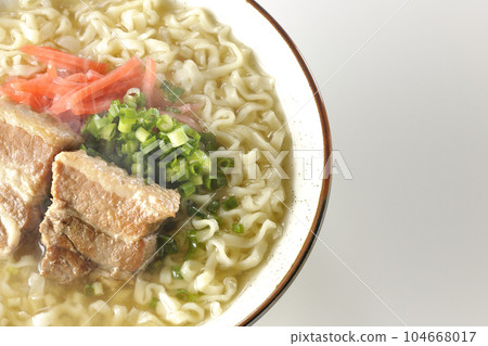 白色背景上的熱沖繩蕎麥麵、排骨、大量小蔥和紅醃薑的鳥瞰圖 104668017