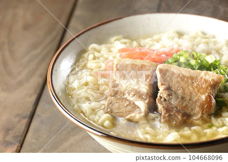 Piping hot Okinawa soba with pork belly, plenty of small green onions and pickled ginger 104668096