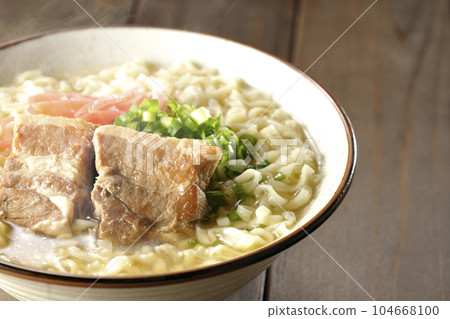 熱氣騰騰的沖繩蕎麥麵配五花肉、大量小蔥和醃姜 104668100