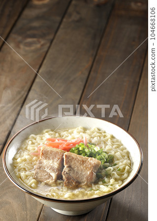 熱氣騰騰的沖繩蕎麥麵配五花肉、大量小蔥和醃姜 104668106