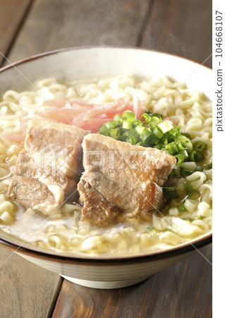 熱氣騰騰的沖繩蕎麥麵配五花肉、大量小蔥和醃姜 104668107