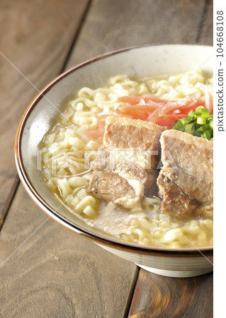 熱氣騰騰的沖繩蕎麥麵配五花肉、大量小蔥和醃姜 104668108