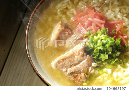 鳥瞰熱騰騰的沖繩蕎麥麵，配上排骨、大量的小蔥和醃姜 104668197