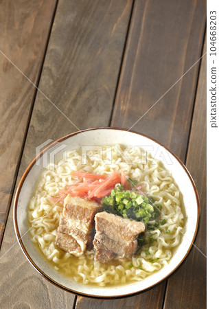 鳥瞰熱騰騰的沖繩蕎麥麵，配上排骨、大量的小蔥和醃姜 104668203