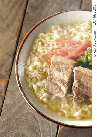 鳥瞰熱騰騰的沖繩蕎麥麵，配上排骨、大量的小蔥和醃姜 104668206