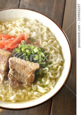 鳥瞰熱騰騰的沖繩蕎麥麵，配上排骨、大量的小蔥和醃姜 104668207