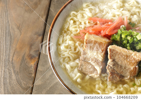 鳥瞰熱騰騰的沖繩蕎麥麵，配上排骨、大量的小蔥和醃姜 104668209