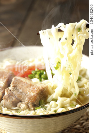吃熱騰騰的沖繩蕎麥麵，配上五花肉、大量的小蔥和醃姜 104668266