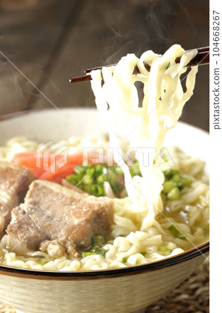 吃熱騰騰的沖繩蕎麥麵，配上五花肉、大量的小蔥和醃姜 104668267