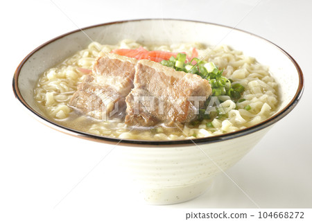 熱沖繩蕎麥麵配五花肉、大量小蔥和紅醃姜，在白色背景下拍攝 104668272