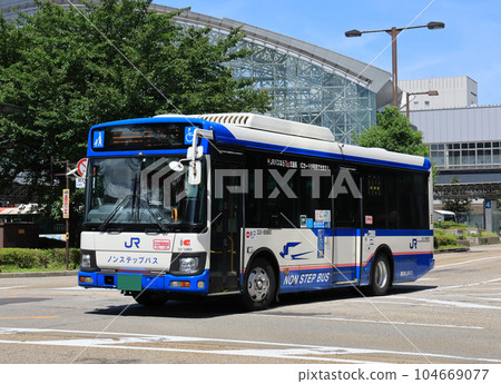 JR Bus in front of Kanazawa Station 104669077