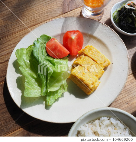 早餐和午餐有大卷雞蛋。 早餐和午餐有大卷雞蛋。 104669200