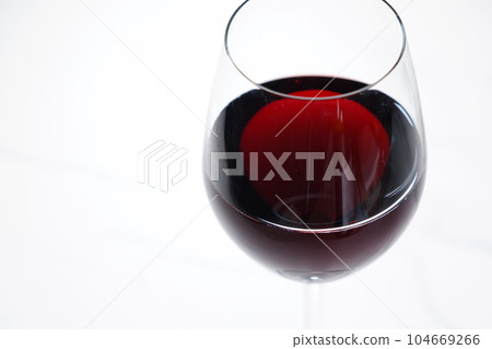 享用美味的紅酒 享用美味的紅酒 104669266