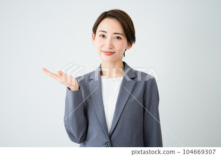 引導業務形象的年輕女性 引導業務形象的年輕女性 104669307