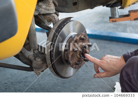 Remove the old disc brakes to replace them with new ones. Remove the old disc brakes to replace them with new ones. 104669333