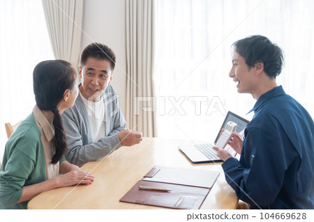 Salesman and senior couple 104669628