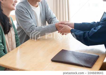 Salesman and senior couple 104669641