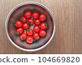 fresh cherry tomatoes in a bowl 104669820