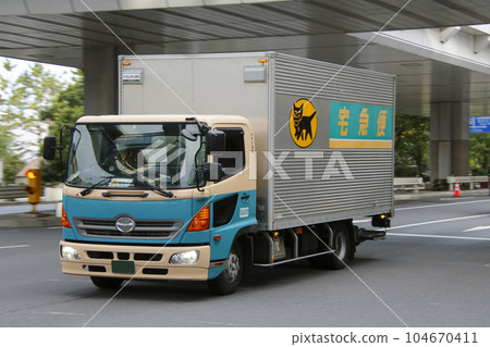 Yamato Transport collection and delivery truck (E car) 104670411