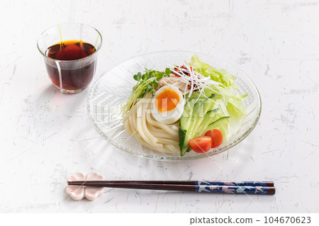 salad udon salad udon 104670623