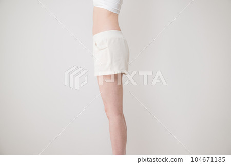 女性身體側面圖：腹部、腰部、大腿 104671185
